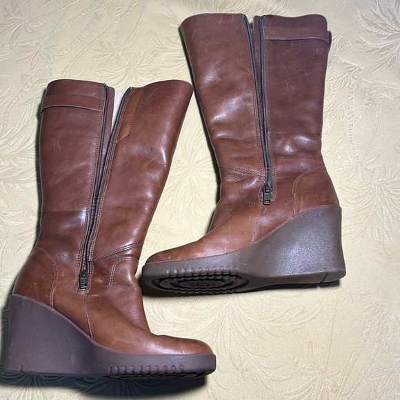 UGG Wedge Boot 
Size 6 - Picture 2 of 10